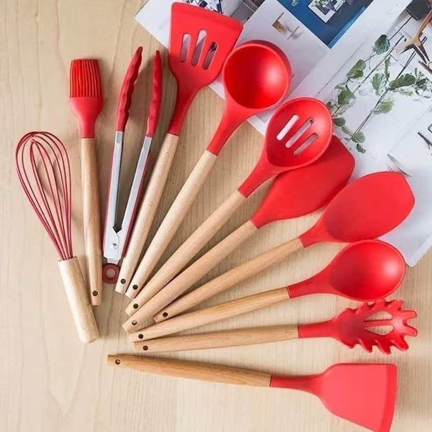 Set 12 ustensile din silicon alimentar, cu maner de lemn, rosu