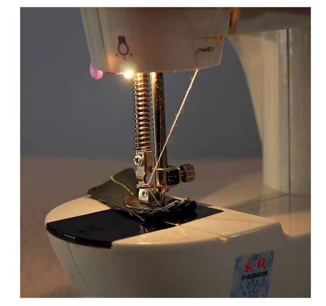 Mini maşină de cusut electrică 4-în-1 – portabilă, alb-mov