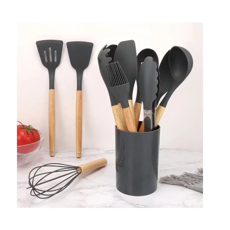 Set 12 ustensile de bucătărie din silicon cu mânere de lemn – negru, rezistente la temperaturi ridicate
