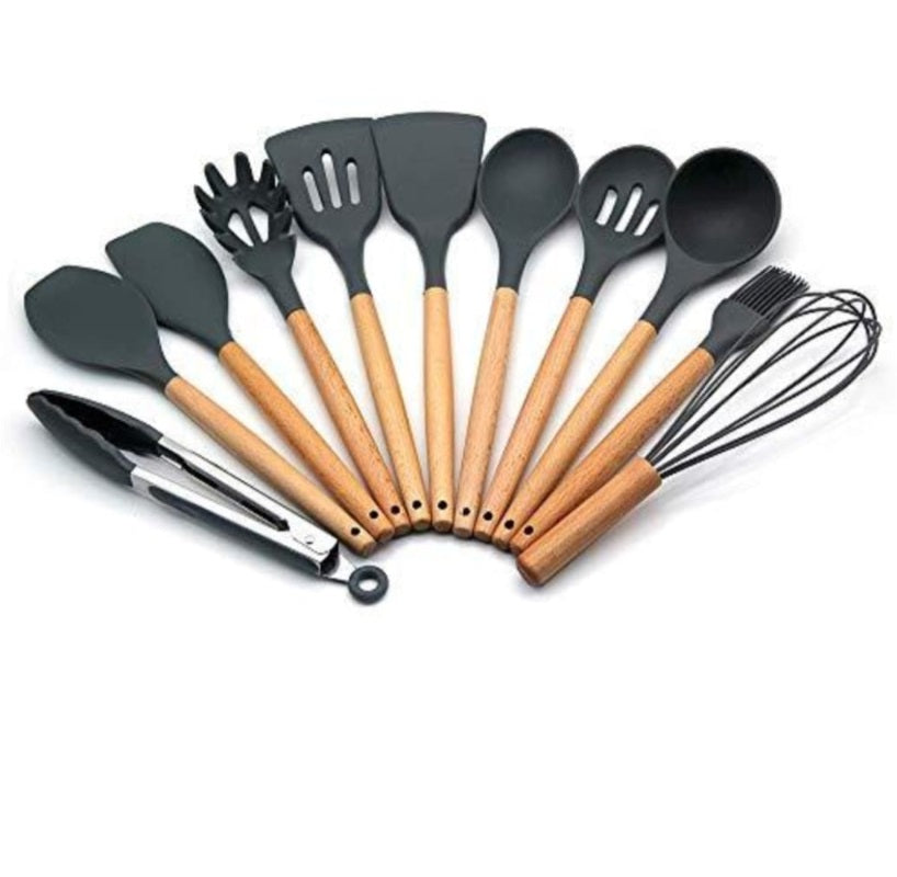 Set 12 ustensile de bucătărie din silicon cu mânere de lemn – negru, rezistente la temperaturi ridicate