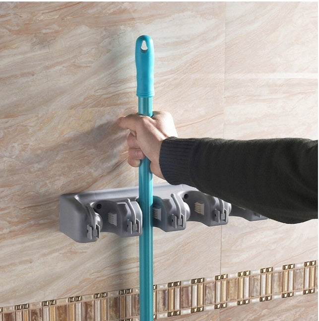 Suport pentru mături și mopuri din plastic gri – organizator perete cu 5 manere automate și 6 umerașe pliabile