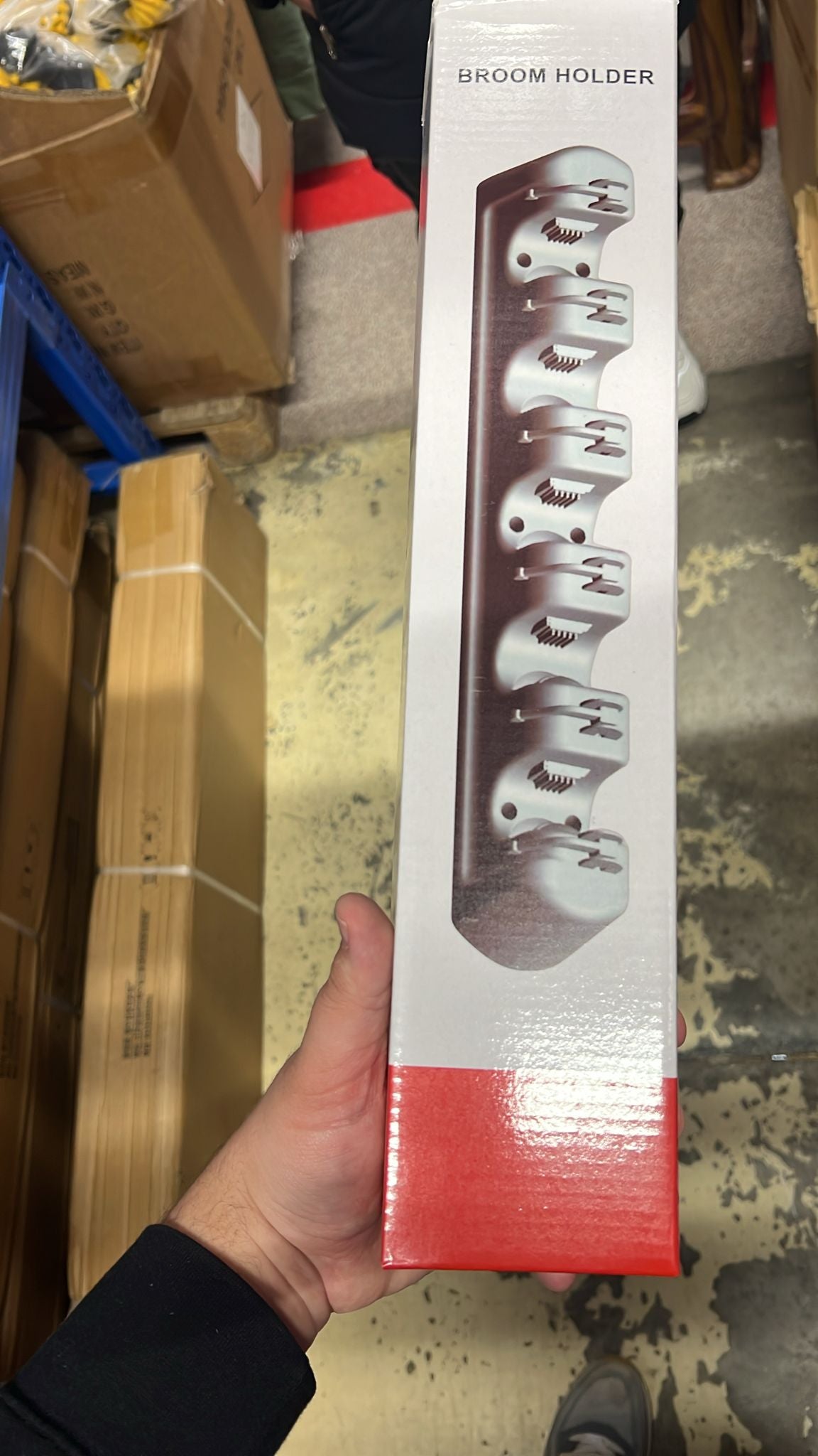 Suport pentru mături și mopuri din plastic gri – organizator perete cu 5 manere automate și 6 umerașe pliabile