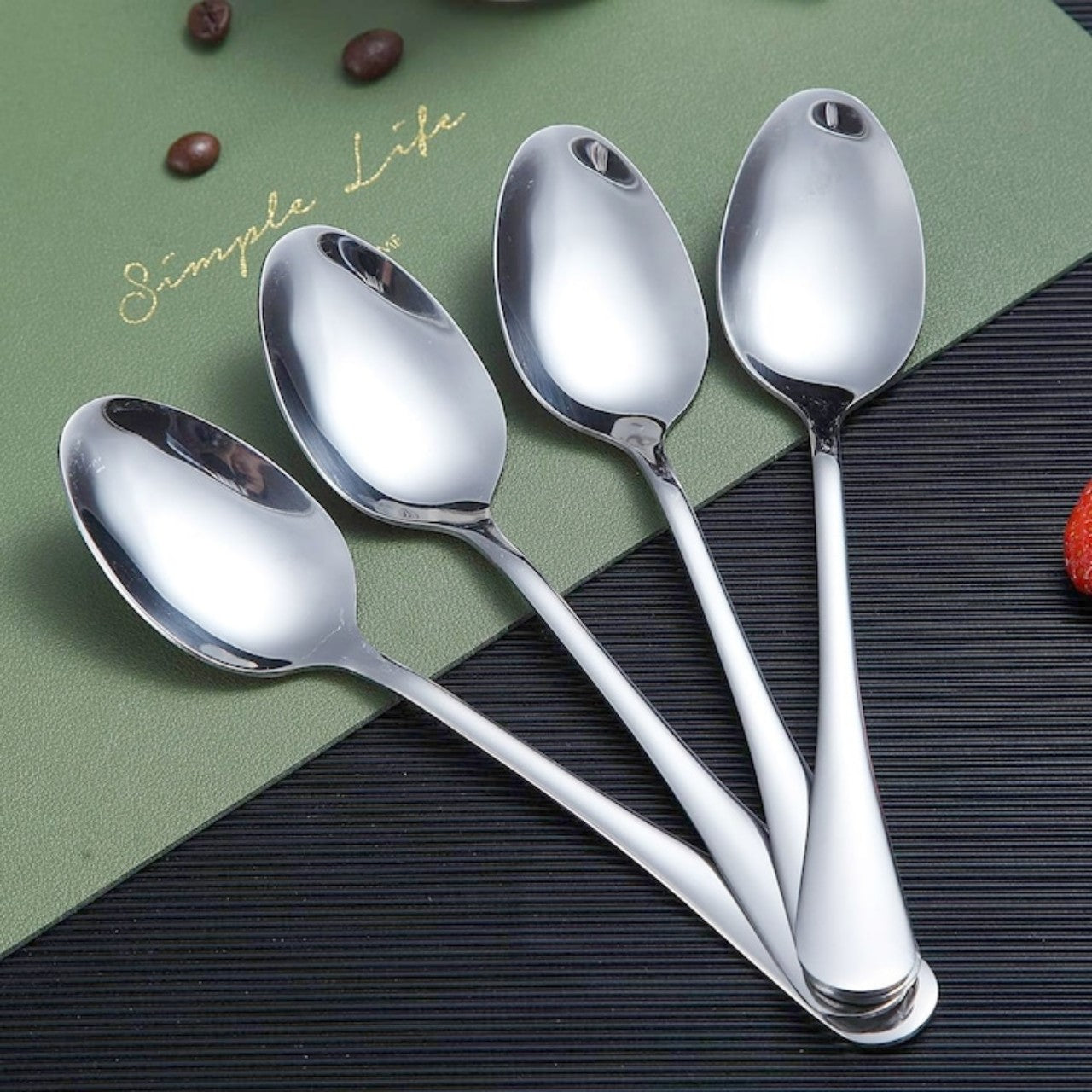 Set elegant de tacâmuri din oțel inoxidabil – 24 piese, finisaj auriu-alb, ambalaj premium